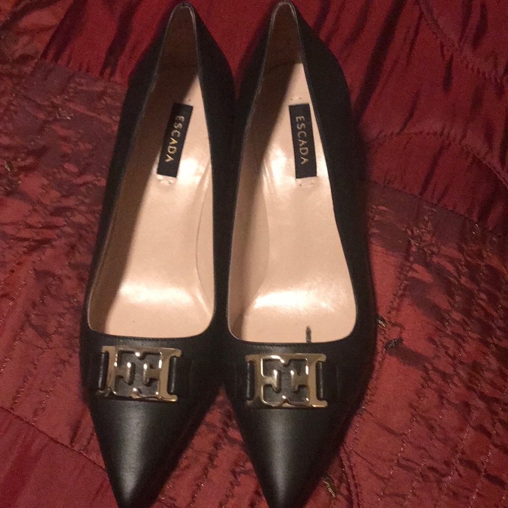 Beautiful Escada logo black with gold logo Wore 2x